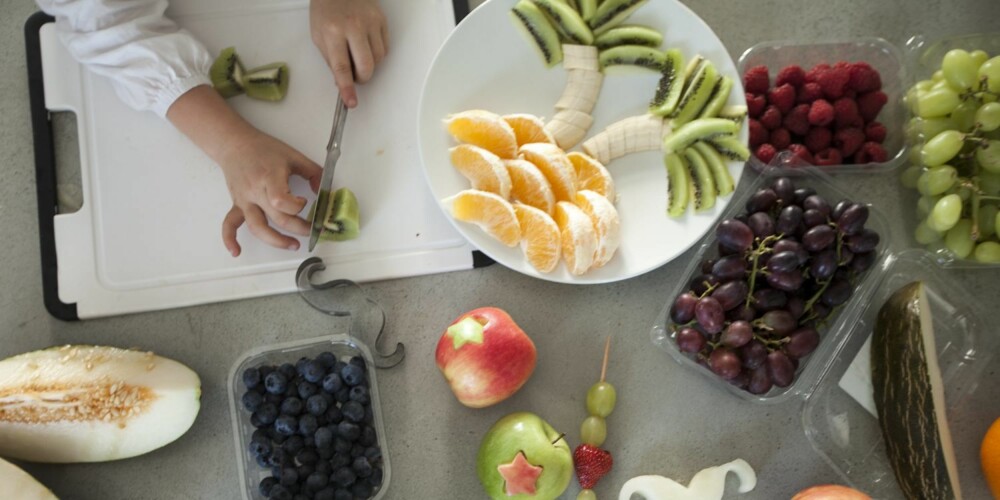 SPIS KUNSTEN: Å lage til morsomme fruktserveringer er en ypperlig aktivitet en lørdags formiddag.  Bruk pintrest.com å finne flere ideer til hva dere kan lage av frukt.