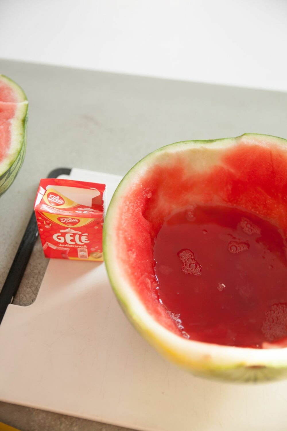 MELONSKÅL: Fyll et halv melonskall med gele (bruk dobbel mengde pulver), så får du en morsom måte å servere gele på!