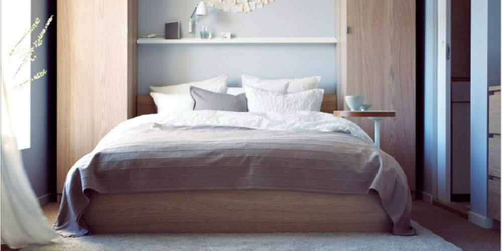 RAMMER INN SENGEN: Høyskap på begge sider av sengen sparer plass i resten av rommet, og gir god plass til oppbevaring.