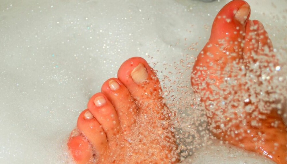 OPPMYKNING: Enhver fotbehandling bør starte med et deilig og varmt fotbad.