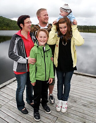 SAMHOLD: Øyvinds ankomst har gitt familien et helt spesielt samhold. Tor Petter, Elin, Christina og Anders er fullstendig sjarmert av attpåklatten. Nå venter de på enda en baby.