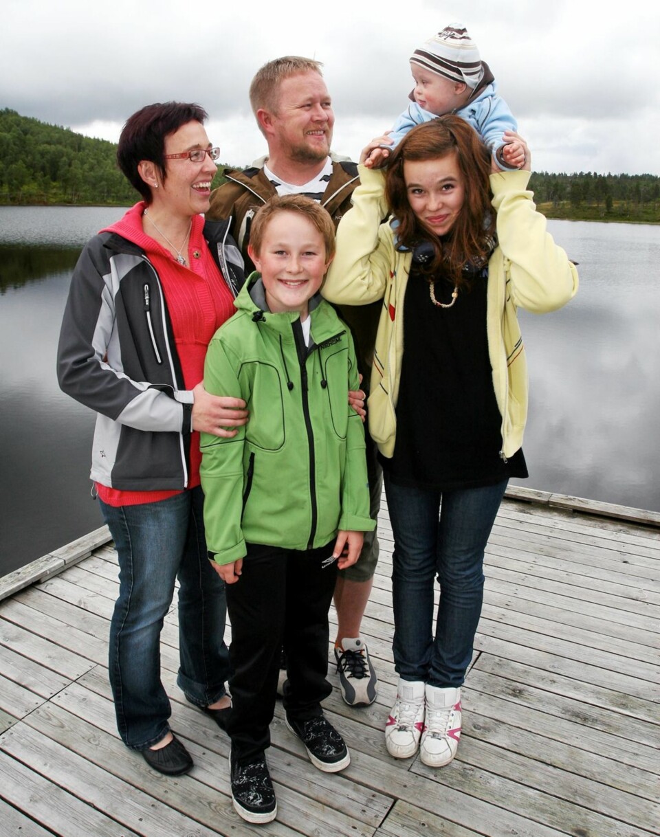SAMHOLD: Øyvinds ankomst har gitt familien et helt spesielt samhold. Tor Petter, Elin, Christina og Anders er fullstendig sjarmert av attpåklatten. Nå venter de på enda en baby.