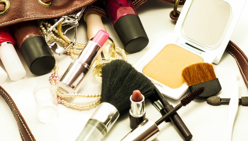 BAKTERIEBOMBE: Selv om det er mest vanlig, burde sminke aldri oppbevares på bad, da fuktigheten og varmen skaper et bakterieparadis i produktene.