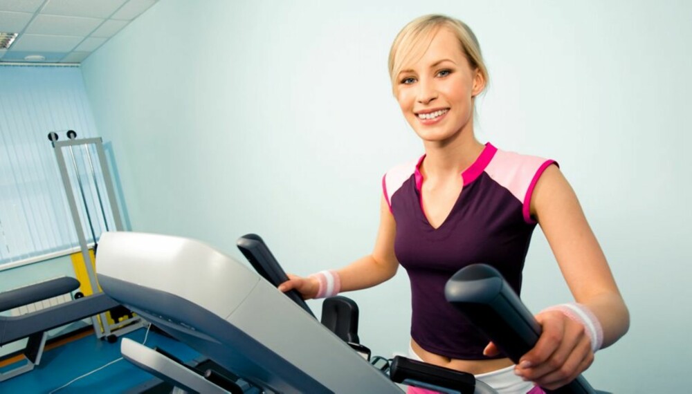 VARIASJON: Det er viktig å kombinere både løping og styrketrening. Ved styrketrening forbrenner du faktisk kalorier, også etter trening.