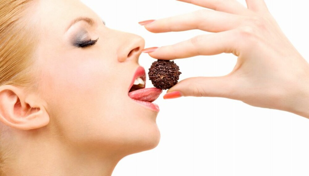 MØRK NYTELSE: Noen gram mørk sjokolade om dagen kan være godt for hjertet - blant annet.