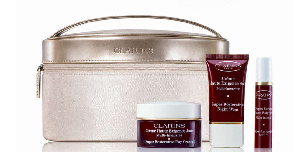 PRODUKTER: Clarins gir bort tre gavepakker med ulike produkter. Blant annet gir de et gavesett med Clarins Super Restorative. Gavesettet består av dagkrem, nattkrem og serum.