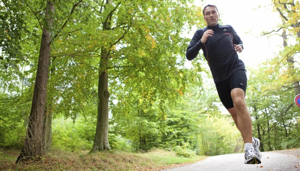 MODERAT: Det å være aktiv i hverdagen er viktigere enn å løpe intervaller. I alle fall hvis det er helsen du er opptatt av.
