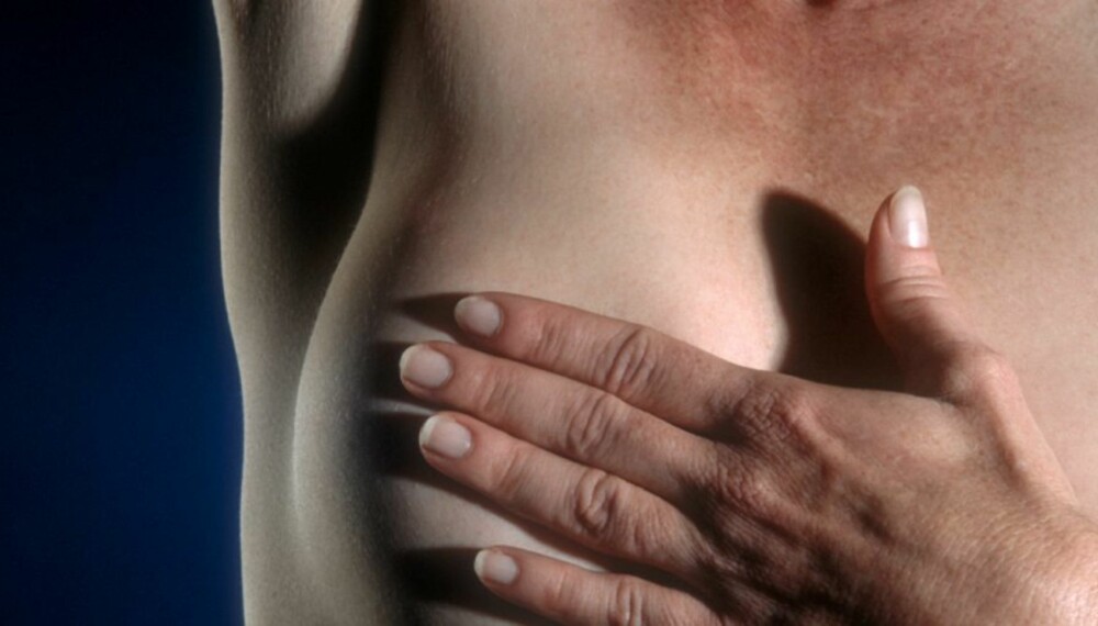 DEBATT: Norske kvinner oppfordres til å sjekke brystene selv. Nå mener danske forskere at det er bortkastet.