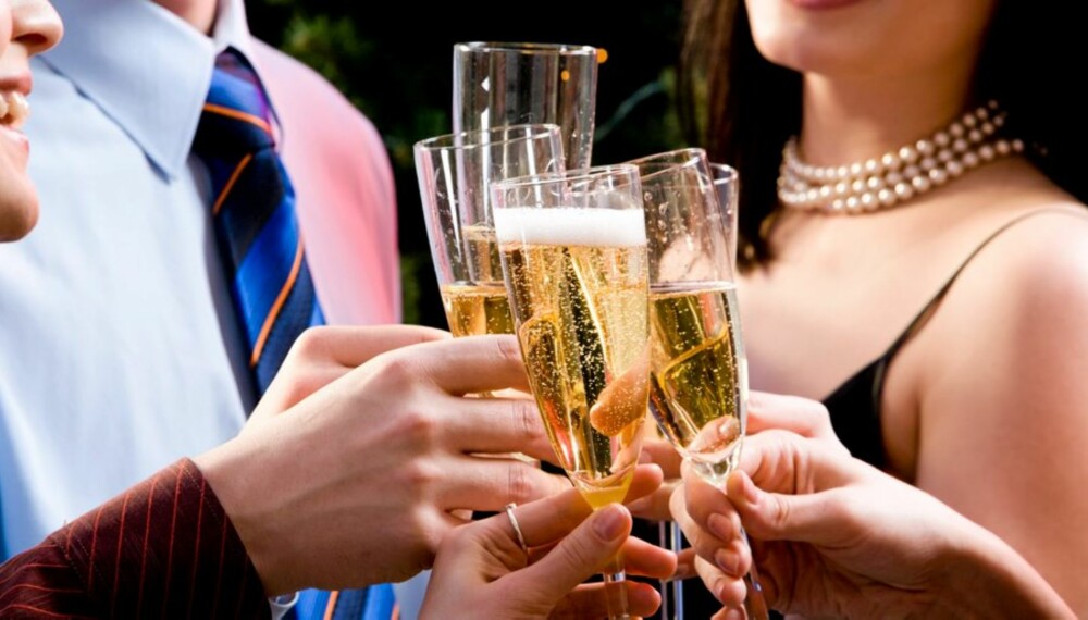 SKÅL: Mye alkohol sammen med et godt julemåltid gir utslag på kaloribarometeret. SKÅL: Mye alkohol sammen med et godt julemåltid gir utslag på kaloribarometeret.