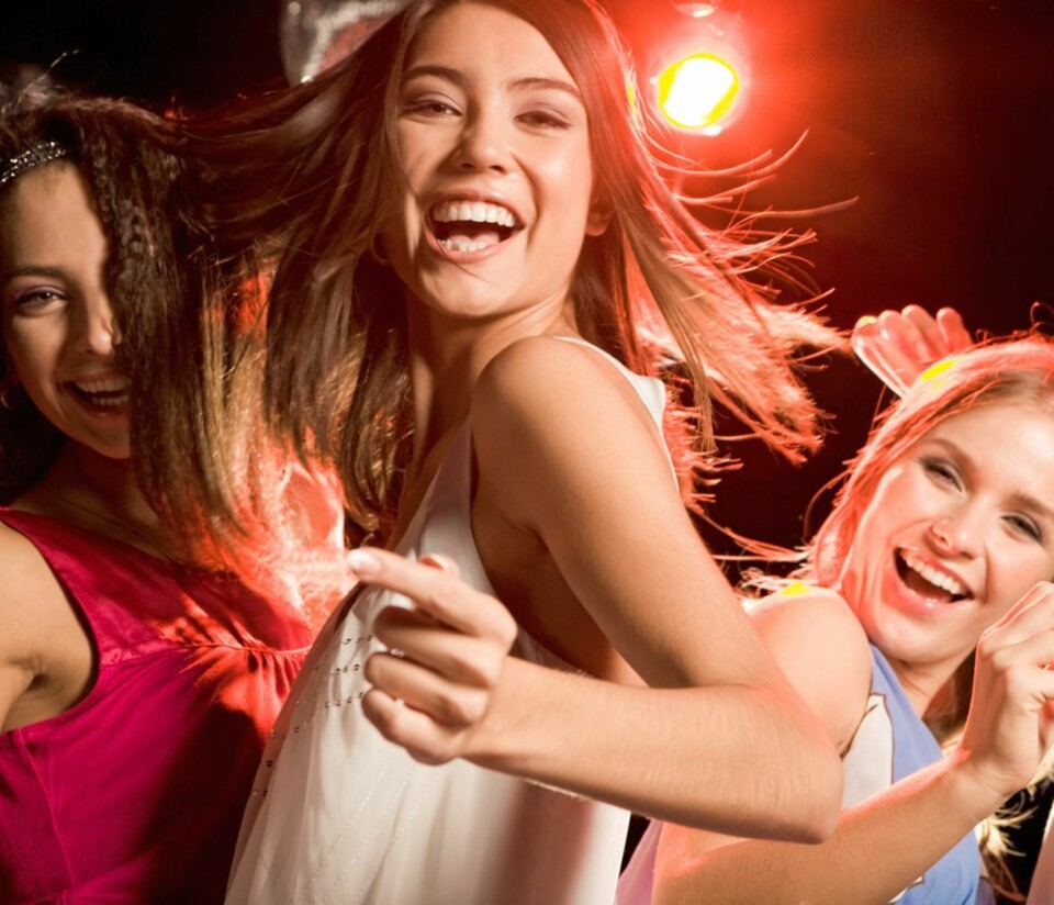 VANN: Hvis du drikker vann mellom drinkene våkner du kanskje dagen etter med litt mindre anger.