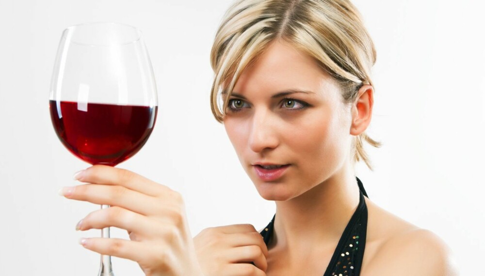 FOR MYE: Drikker du mer enn én alkoholenhet om dagen som kvinne, eller to som mann, har drikkingen din gått over fra å være trygg til helseskadelig.