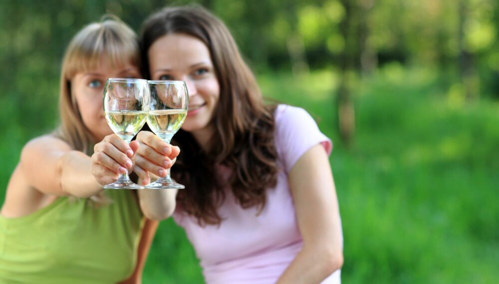 ET LITE GLASS: Et glass vin om dagen er ikke farlig, men for veldig mange blir det ikke med det ene glasset.