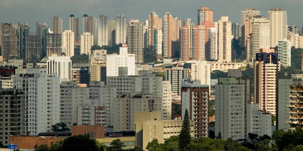 SAO PAULO: En av verdens største byer og kåret til Sør-Amerikas beste reisemål. I dag kom nyheten om at politiet jakter på en massemorder.