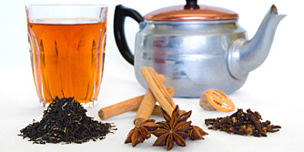 En kopp chai gir varme og god duft og smak av krydder. F.v. Sort te, kanel, stjerneanis, muskatnøtt  og -blomme, nellikspiker.