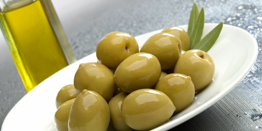 SUNT FETT: Olivenolje og oliven bidrar med sunne fettsyrer