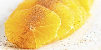 APPELSINSALAT: Kanel bidrar til å regulere blodsukkeret og smaker deilig på appelsiner. Illustrasjonsfoto: <a href="http://www.frukt.no">Frukt.no</a>