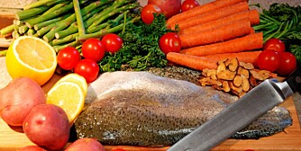 KOSTRÅD: Fisk, grønnsaker, frukt og nøtter er gunstige matvarer ved revmatisme.