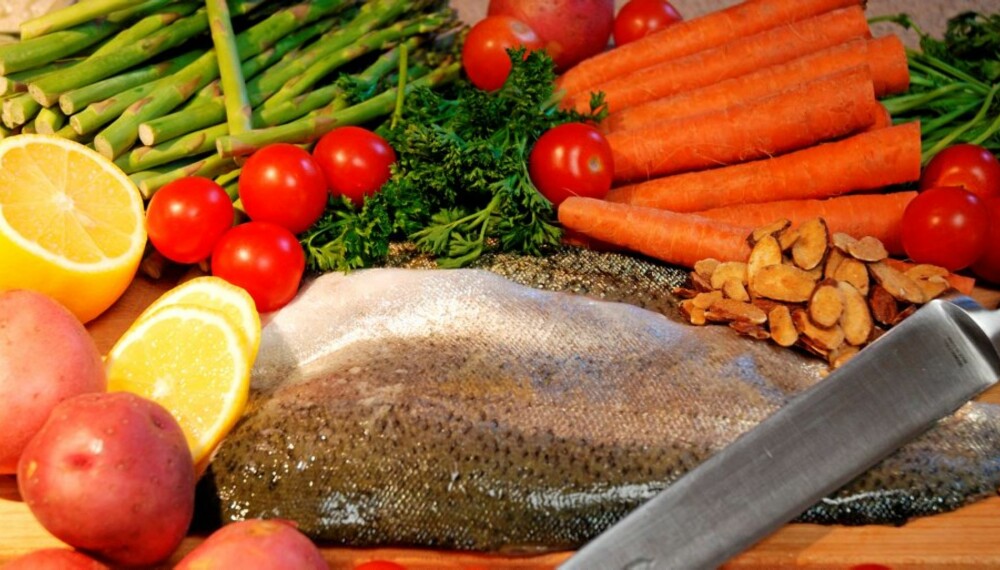 KOSTRÅD: Fisk, grønnsaker, frukt og nøtter er gunstige matvarer ved revmatisme.