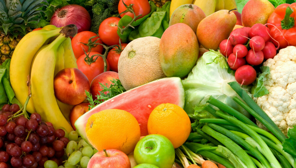 FEM OM DAGEN er anbefalingene fra myndighetene om hvor mye frukt og grønnsaker vi skal spiser daglig. En porsjon i fem om dagen tilsvarer 150 gram. Vi bør spise 2 porsjoner frukt og bær og 3 porsjoner grønnsaker inkludert poteter daglig.