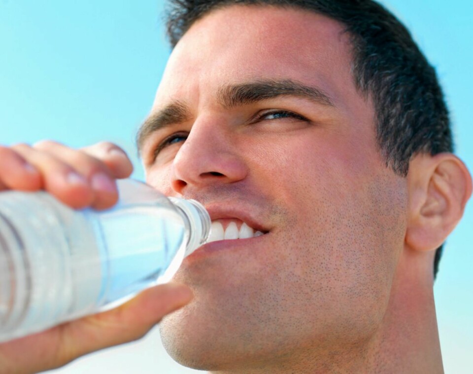 HELL PÅ: Vann slukker tørsten, og etterlater ingen kalorier.