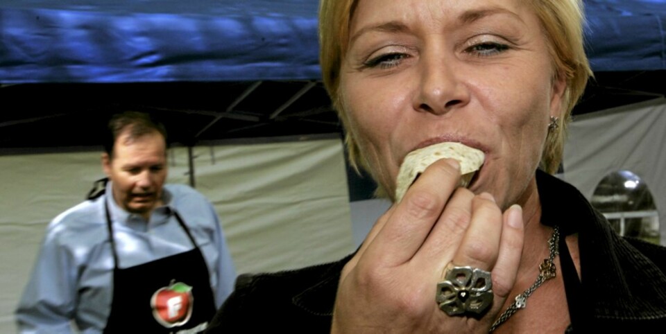 PØLSESPISER: Formann i Fremskrittspartiet (Grillpartiet), Siv Jensen.