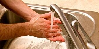 HÅNDHYGIENE: Vask hendene godt med såpe før du lager mat og mellom håndtering av ulike rå matvarer.