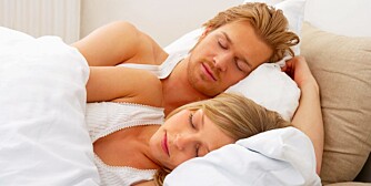 GOD SØVN: Menn sover bedre når kjæresten er med i senga. Kvinner sover dårligere, ifølge forskere.