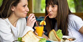 PÅVIRKELIGE: Dersom du har en venn eller ektefelle som er overvektig, øker sannsynligheten for at du også blir det.