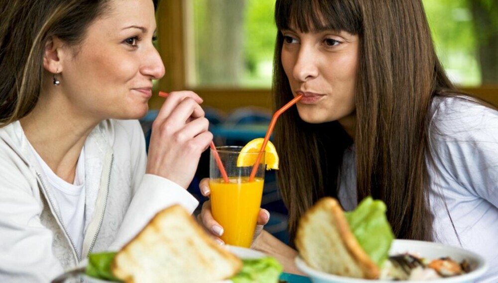 PÅVIRKELIGE: Dersom du har en venn eller ektefelle som er overvektig, øker sannsynligheten for at du også blir det.
