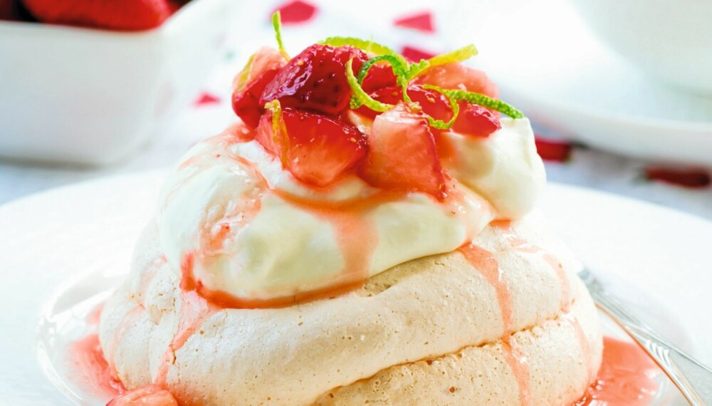 SOMMERDRØM: Denne glutenfri desserten har fått navnet Sommerdrøm, og består av kaker med marinerte jordbær på toppen.