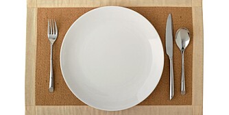 STØRRE TALLERKENER: Volumet og størrelsen på tallerkener og drikkeglass blir større og større. Samtidig fyller vi på med mer og mer mat. Det fører til at vi spiser mer.