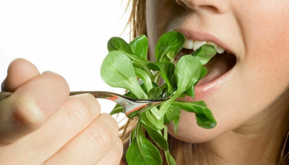 SPIS GRØNT: Det gjelder å få i seg K-vitaminer gjennom kosten, og dette vitaminet finnes i en rekke grønne bladgrønnsaker, som salat.