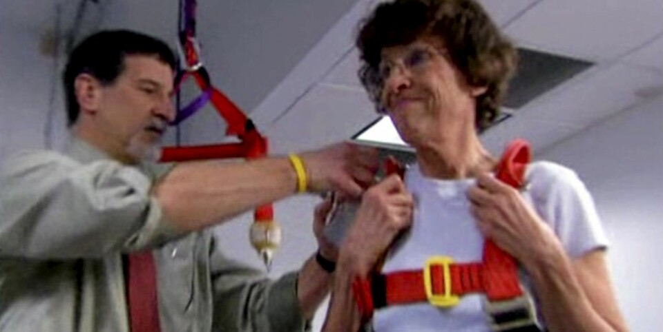 SPENNES FAST: For at de gamle damene ikke skal skade seg, må de først spennes fast.