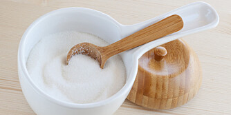 FRUKTSUKKER: Denne naturlige sukkerformen som også går under navnet fruktose, er en naturlig sukkerform som finnes i all frukt og i honning. Det er søtest i pulverform og 30-50 prosent søtere enn vanlig sukker.