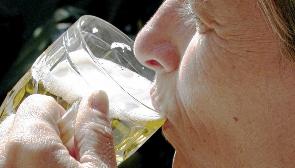KALORIER: Hvis du koser deg med et par halvlitere med pils får du i deg 400 kalorier. Tilsvarende mengde brus inneholder 420 kalorier, ifølge ernæringsekspert.