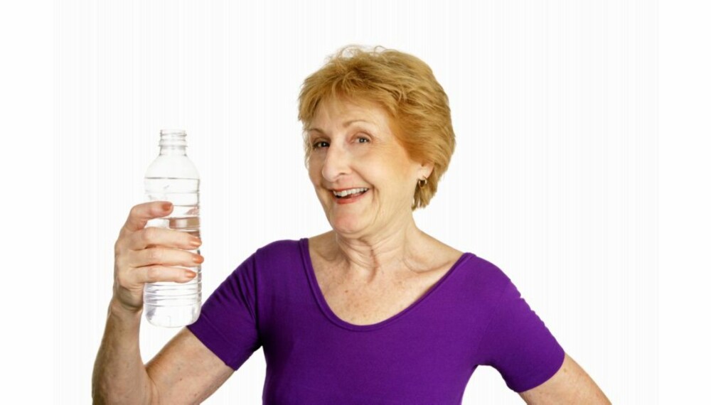 DRIKKE: Husk å drikke ofte. Tørst følelsen minsker når du blir eldre og det er lettere å bli dehydrert.