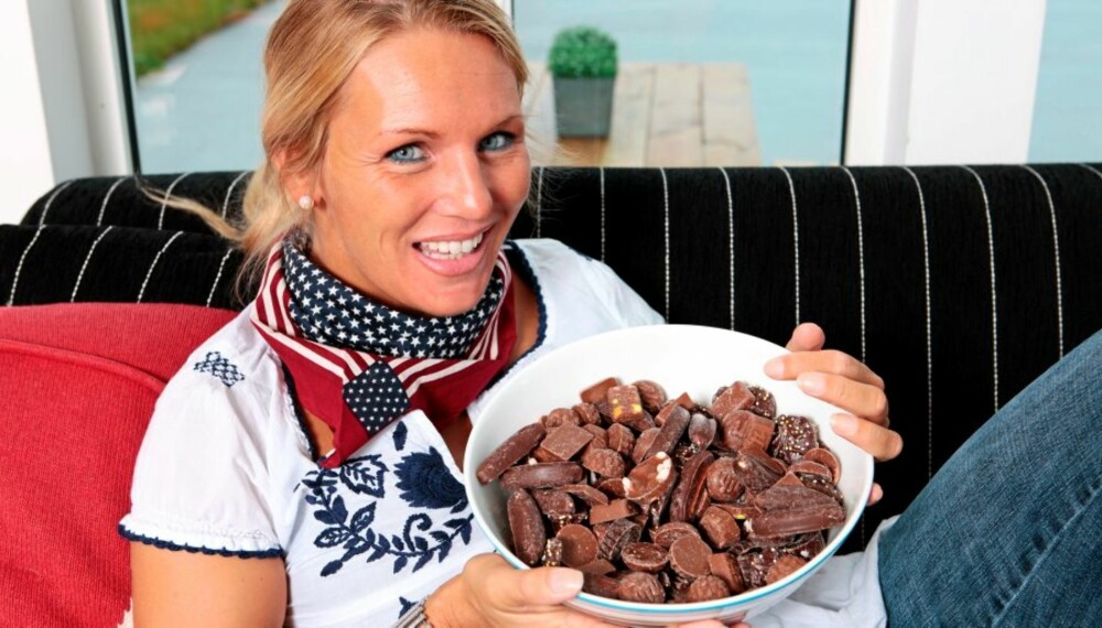 FRISTELSE: - Jeg håper jeg fortsatt vil klare å holde meg unna de store sukkerorgiene, sier Karin Paulsen (30), som nøyer seg med å lukte på disse sjokoladebitene.