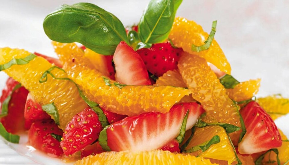 DESSERT: Jordbær- og appelsinsalat med basilkum, signert kokken Jørgen Kolderup. © Mattis Bjørnsen/'Salater!' av Jørgen Kolderup