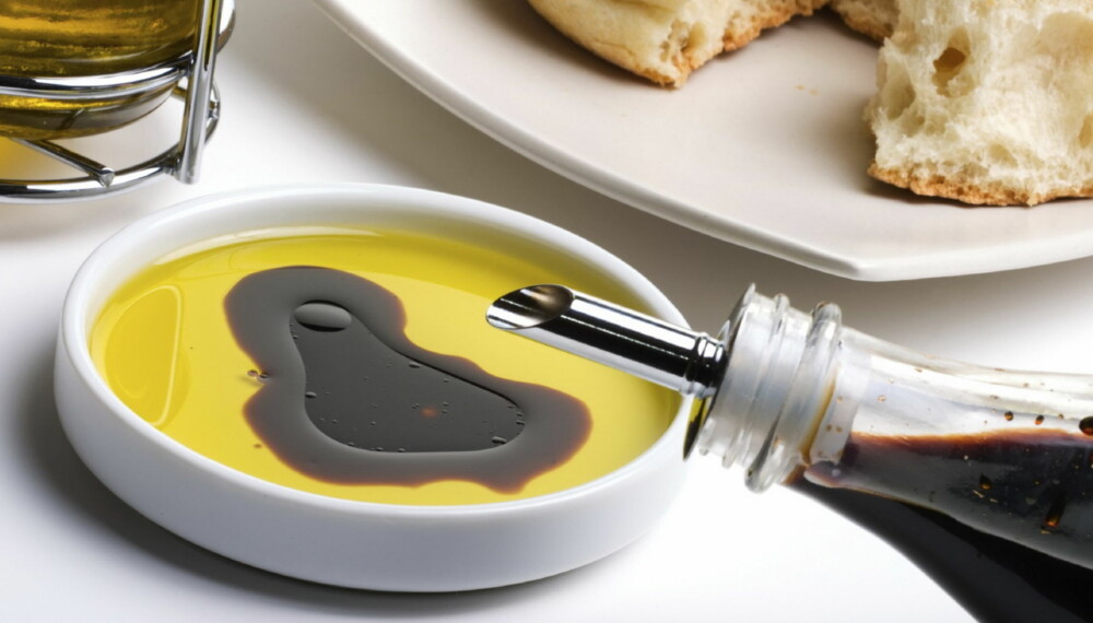 FAST FØLGE: Eddik og kaldpresset jomfru olivenolje. Eddik reduserer brødets glykemiske indeks.