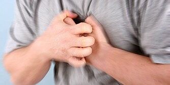 HJERTESYK: Smerter i brystet er vanlige symptomer på hjerte- og karsykdom blant menn, men hos kvinner er symptomene mer diffuse.