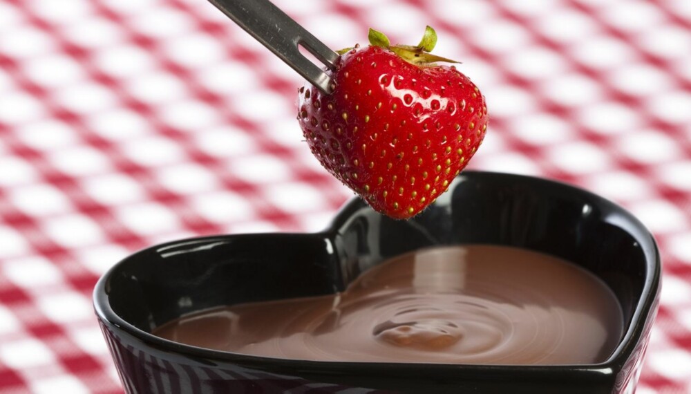 SJOKOLADE: En fondue med sunne bær er festmat. Husk mørk sjokolade!