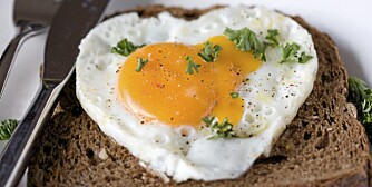 PROTEINRIK MAT: Både egg og brød er matprodukter som inneholder mye proteiner.