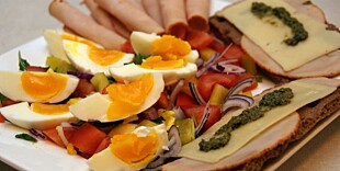 SUNN FROKOST: Knekkebrød, egg, skinke og rikelig med grønnsaker gir deg mange næringsstoffer på starten av dagen.