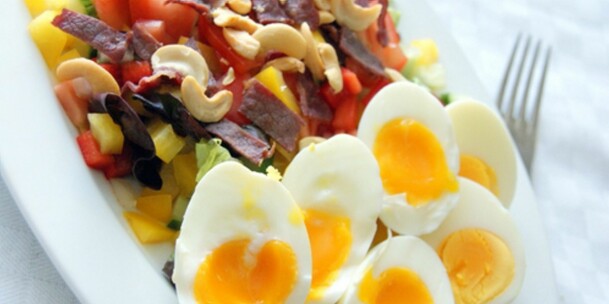 GODT OG NÆRINGSRIKT: En liten salat med egg og nøtter kan også gi deg kickstarten du trenger på morgenen.