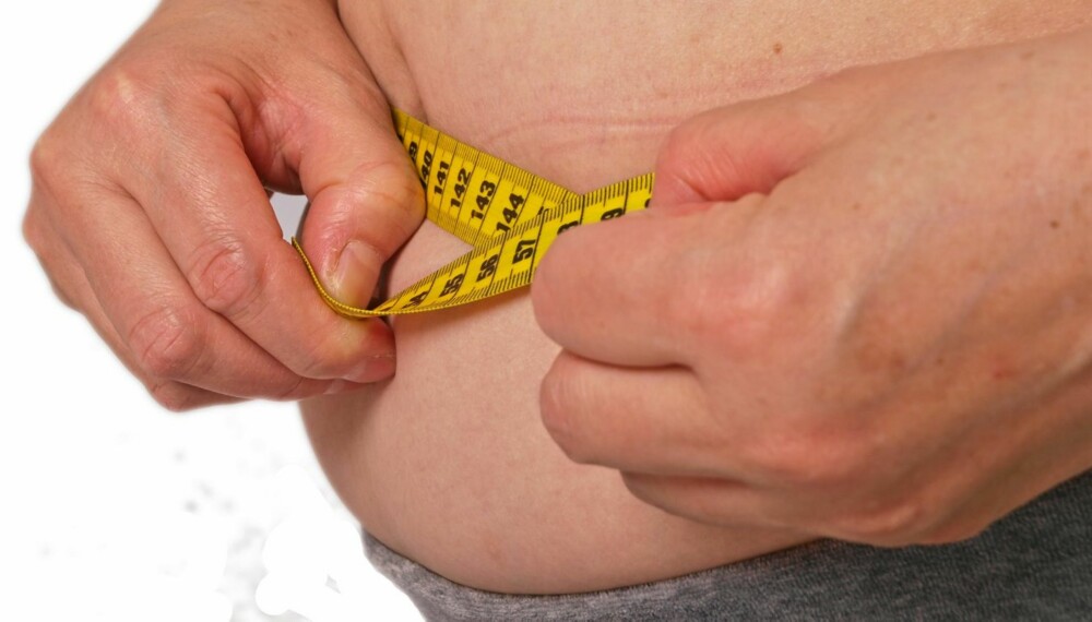 MÅLEBÅND: - Midjemål er et bedre mål på helseskadelig fedme enn BMI, sier lege Jøran Hjelmesæth.