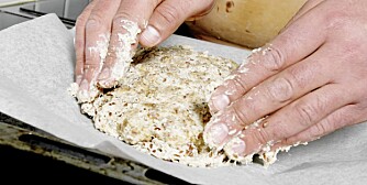 SEIG DEIG: Klissete og porøs deig behøver du ikke elte, bare velt den over på et bakepapir. SEIG DEIG: Klissete og porøs deig behøver du ikke elte, bare velt den over på et bakepapir.