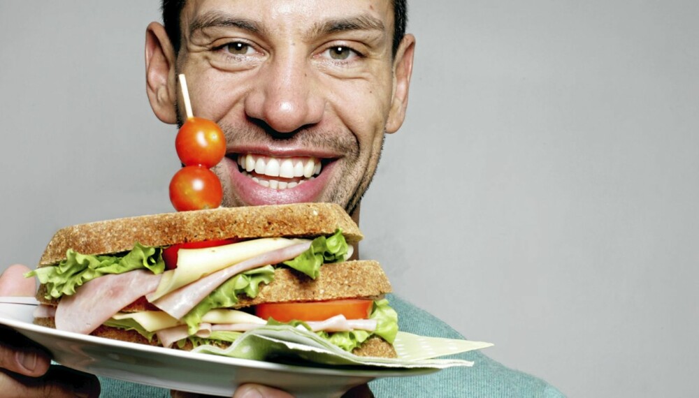 FORNØYD: Hjemmelagde brød smaker best og du vet hva du får i deg, mener treningsekspert Yngvar Andersen. FORNØYD: Hjemmelagde brød smaker best og du vet hva du får i deg, mener treningsekspert Yngvar Andersen.