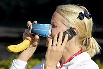 GOD KOMBINASJON: Prinsesse Mette-Marit kommer seg til hektene etter mil-løpet i fjor. Vann og banan er like bra som å drikke sportsdrikk, ifølge ernæringsfysiolog Therese Mathisen. GOD KOMBINASJON: Prinsesse Mette-Marit kommer seg til hektene etter mil-løpet i fjor. Vann og banan er like bra som å drikke sportsdrikk, ifølge ernæringsfysiolog Therese Mathisen.