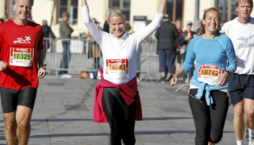 OSLO MARATON: Kronprinsesse Mette-Marit ( i midten) løp 10 km-distansen under fjorårets maratonhelg i Oslo.