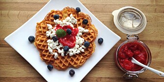 SUNNE VAFLER: Server med cottage cheese, rørte bringebær og blåbær. FOTO: Linda Stuhaug